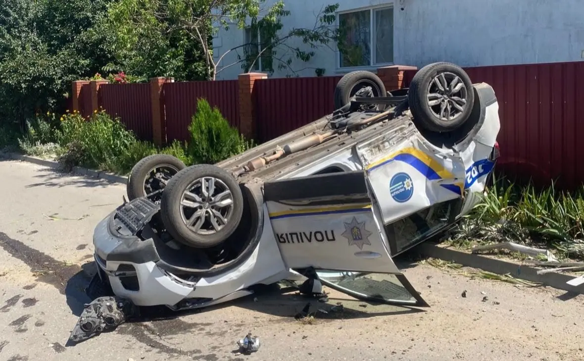 На Київщині легковик зіткнувся зі службовим авто поліції: є постраждалі