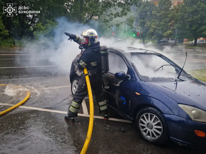 Рятувальники розповіли деталі про пожежу у Чернівцях, у якій згоріла автівка