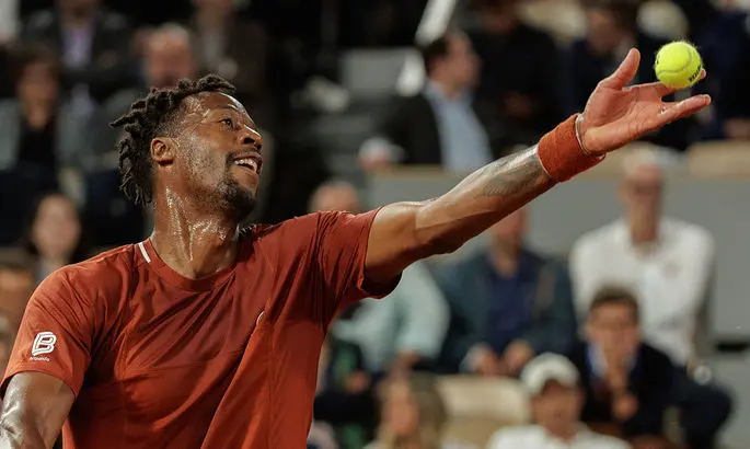 Монфис победил в первом круге Roland Garros-2025, отыгравшись по сетам из 0-2