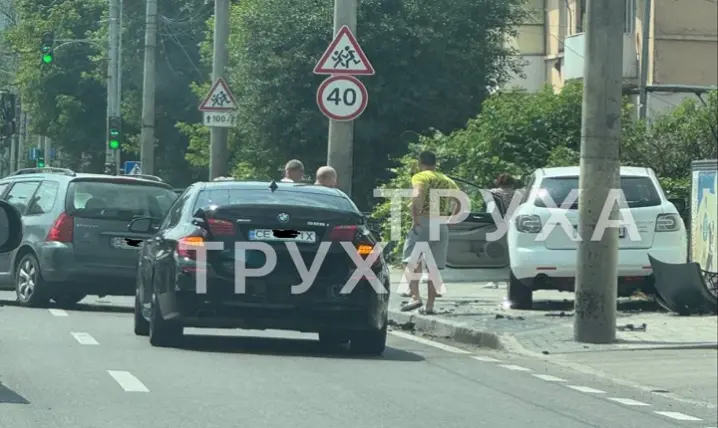 На Хотинській у Чернівцях авто влетіло в огорожу: рух ускладнений
