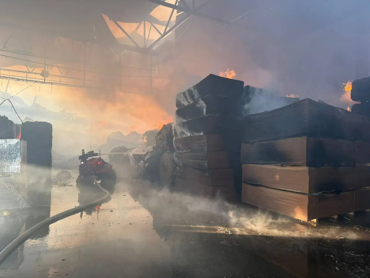 У Білоцерківському районі внаслідок нічної атаки ворожих БпЛА сталася пожежа на меблевому підприємстві