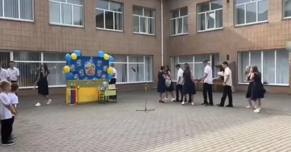 Директор ліцею на Черкащині пояснив, чому на лінійці включили пісню з матюками