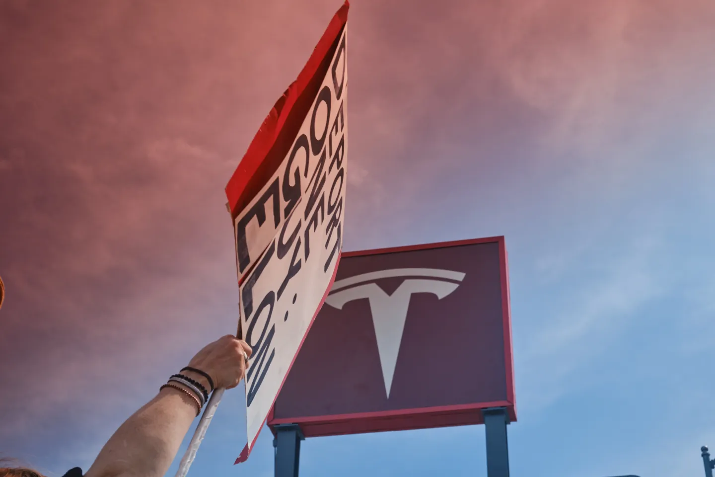 Tesla повідомляє про 14% падіння поставок автомобілів