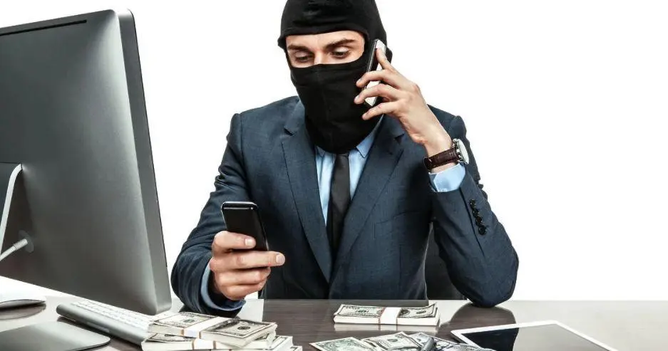 Шахраї виманили у пенсіонерки понад 20 тис. доларів, погрожуючи розслідуванням фінансування РФ