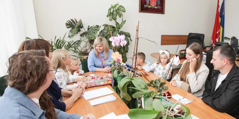 У Вінниці матеріальну допомогу отримали вісім родин, які усиновили дітей