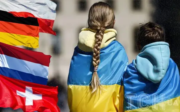 Повернення українців у віці 16–19 років з-за кордону: посадовець Міносвіти здивував статистикою