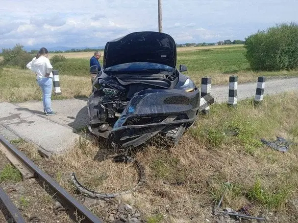 Водій Tesla в’їхав у потяг на переїзді: в "Укрзалізниці" потролили "порушника" ПДР