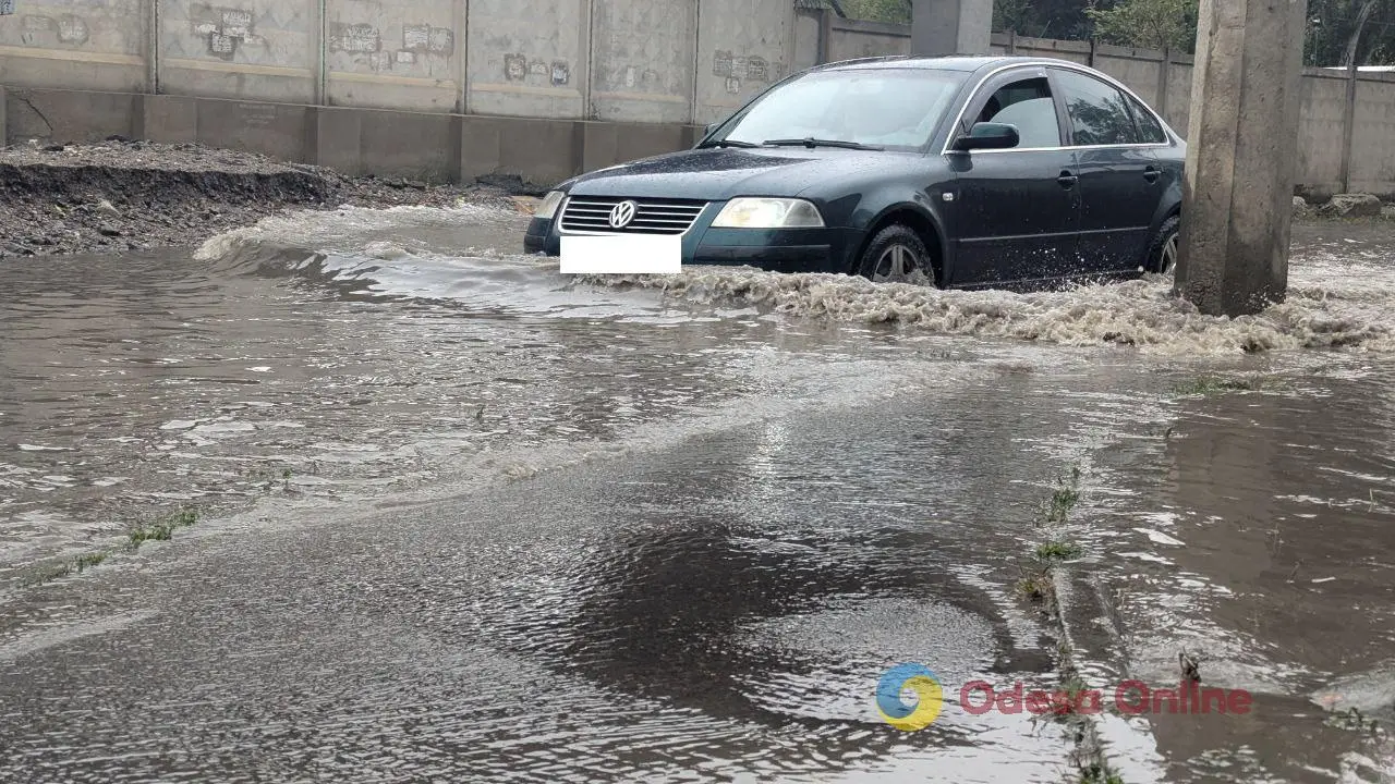 Ліквідація наслідків негоди: одеські комунальники продовжують працювати під дощем