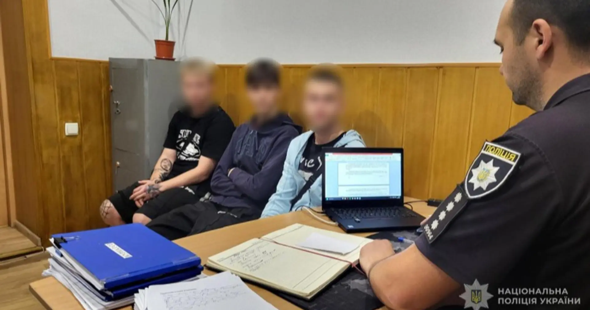 "Були п’яні": у Запоріжжі затримали трьох юнаків, які пошкодили українські прапори