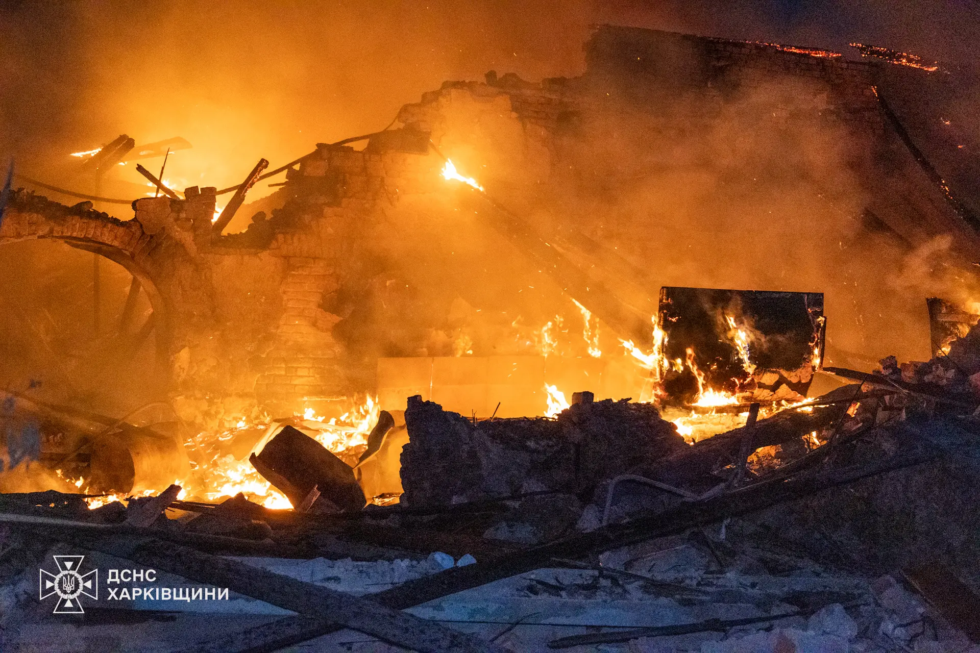 Вночі пожежі через удари були не тільки в Новобаварському районі – ДСНС 📷 📹