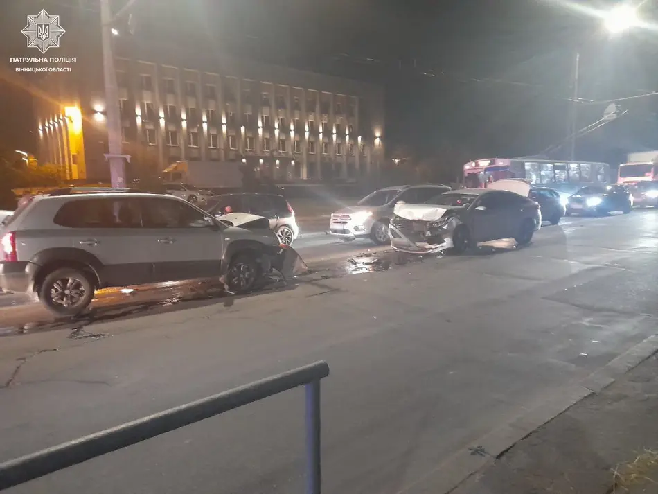 На Замості у Вінниці п’яний водій в’їхав у бордюр та зустрічне авто