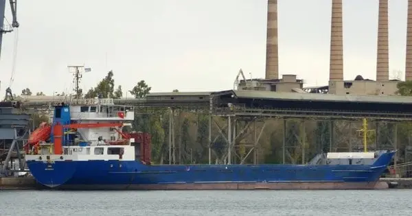 У морі біля Одеси підірвалося цивільне судно