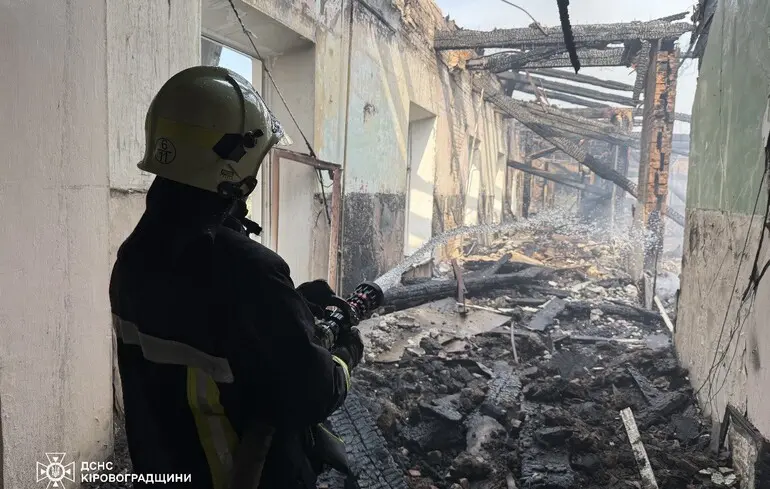 Росія завдала удару по Кропивницькому: пошкоджено філармонію та будівлю ДСНС