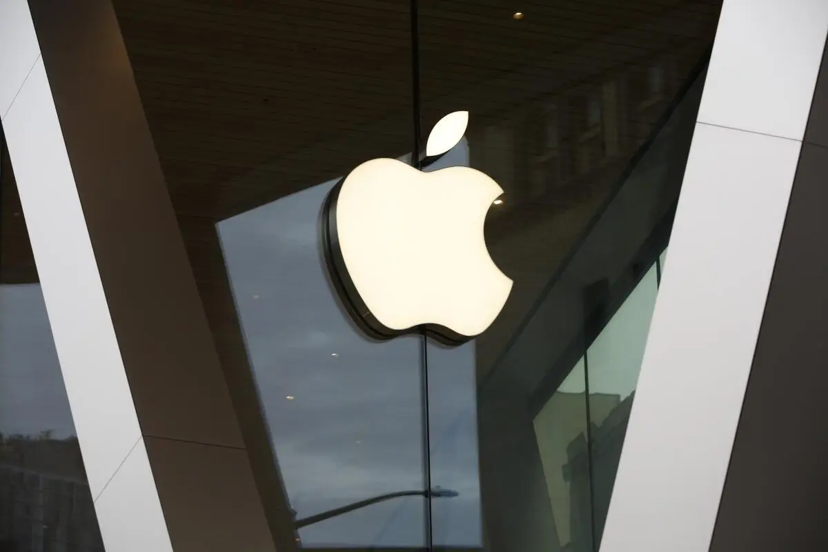 Apple подає до суду на блогера Джона Проссера через витік iOS 26