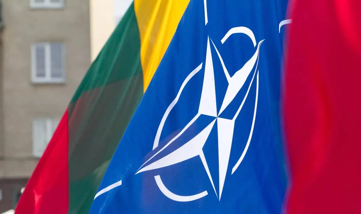 У НАТО "уважно стежать за ситуацією" з вторгненням в повітряний простір Литви невідомого БпЛА