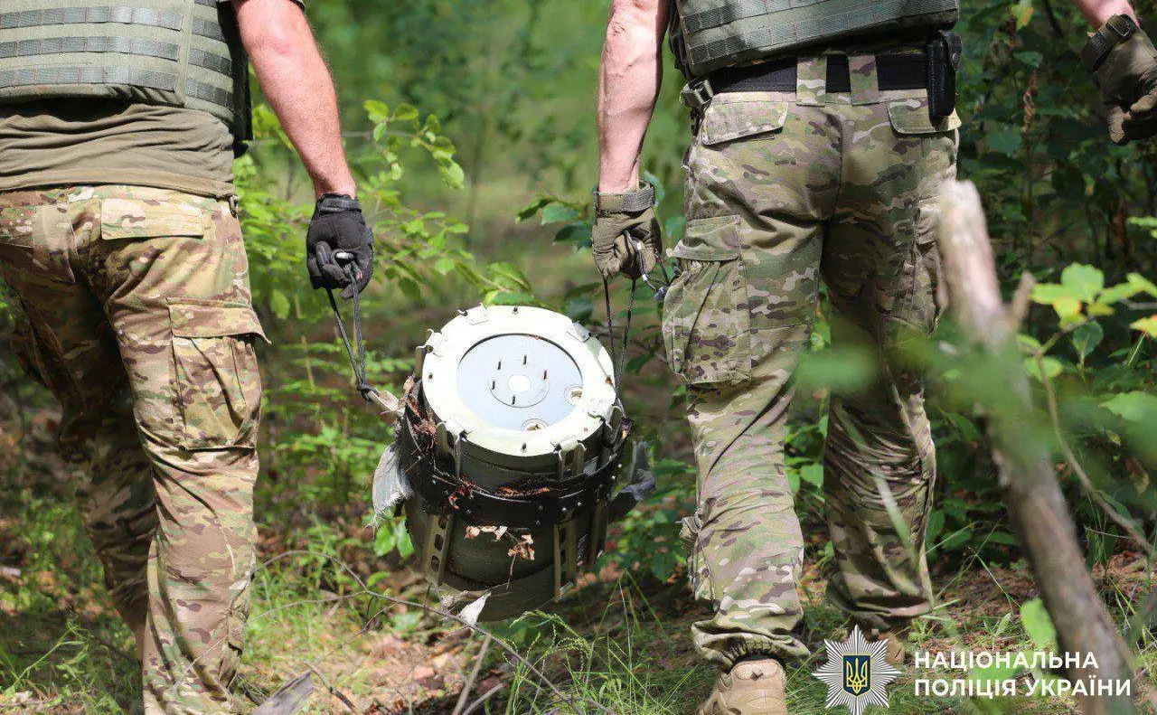 Вибухотехніки поліції Києва вивезли два ворожі БпЛА, що знайшли в лісосмузі після нічної атаки рф