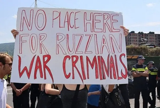 Антиросійські акції у Тбілісі: спалений прапор та вибухи петард (відео)