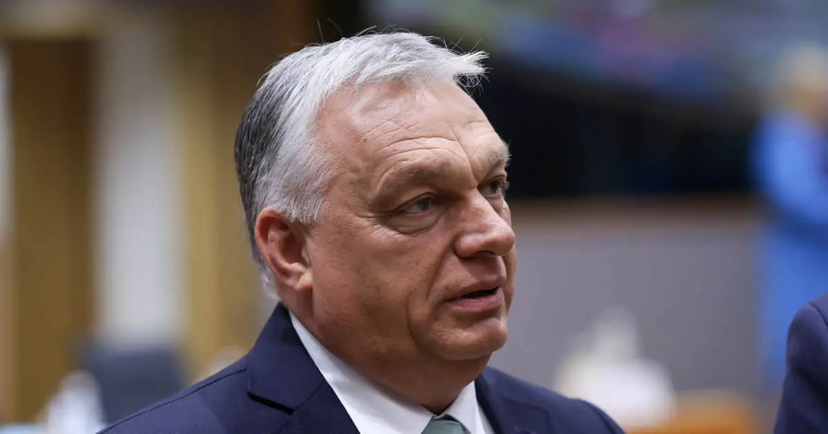 Орбан блокує шлях до ЄС, провал партії Туска, минні тральщики для ЗСУ: новини дня