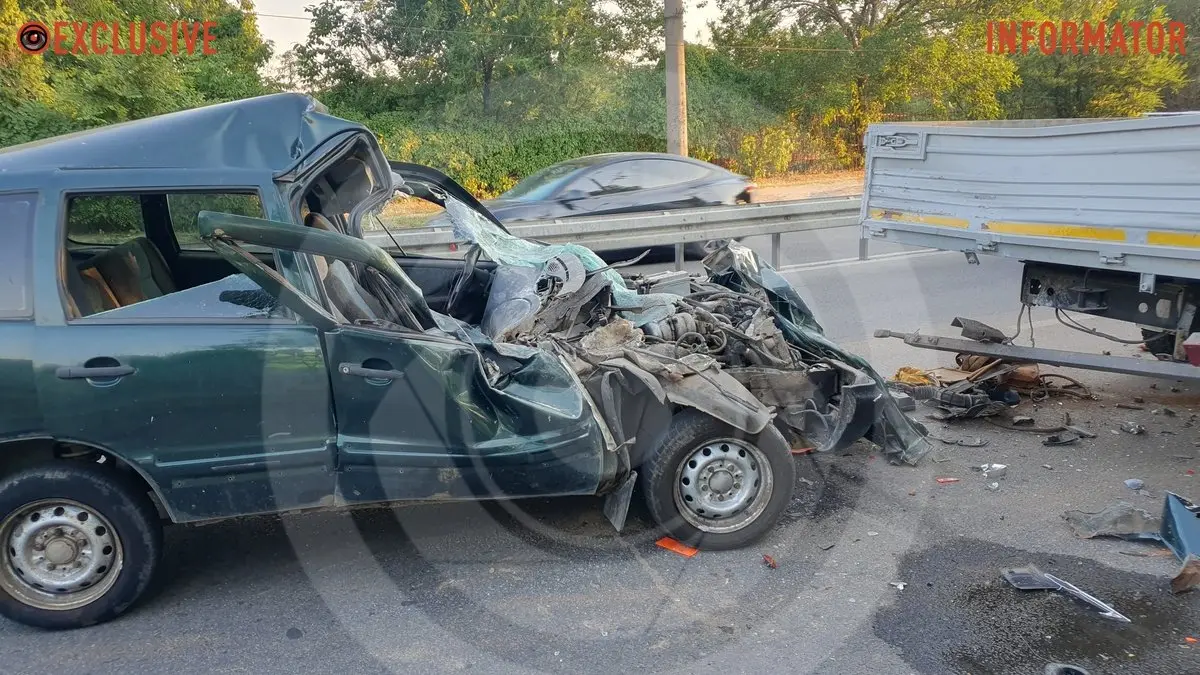 У Дніпрі на проїзді Гальченка Chevrolet влетів у вантажівку МАЗ