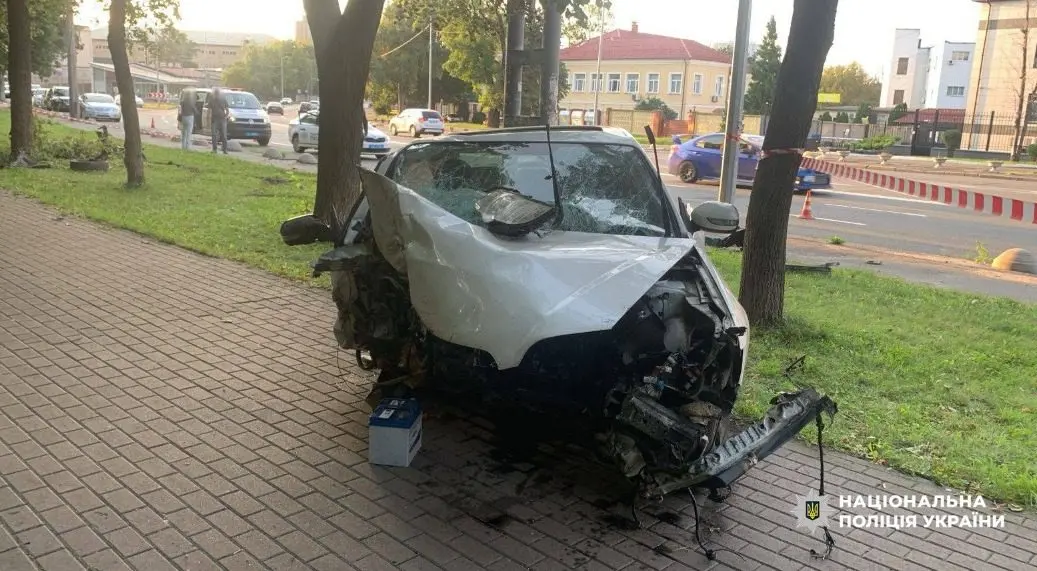 П'яний водій Subaru врізався у Куренівський парк, травмовано двох