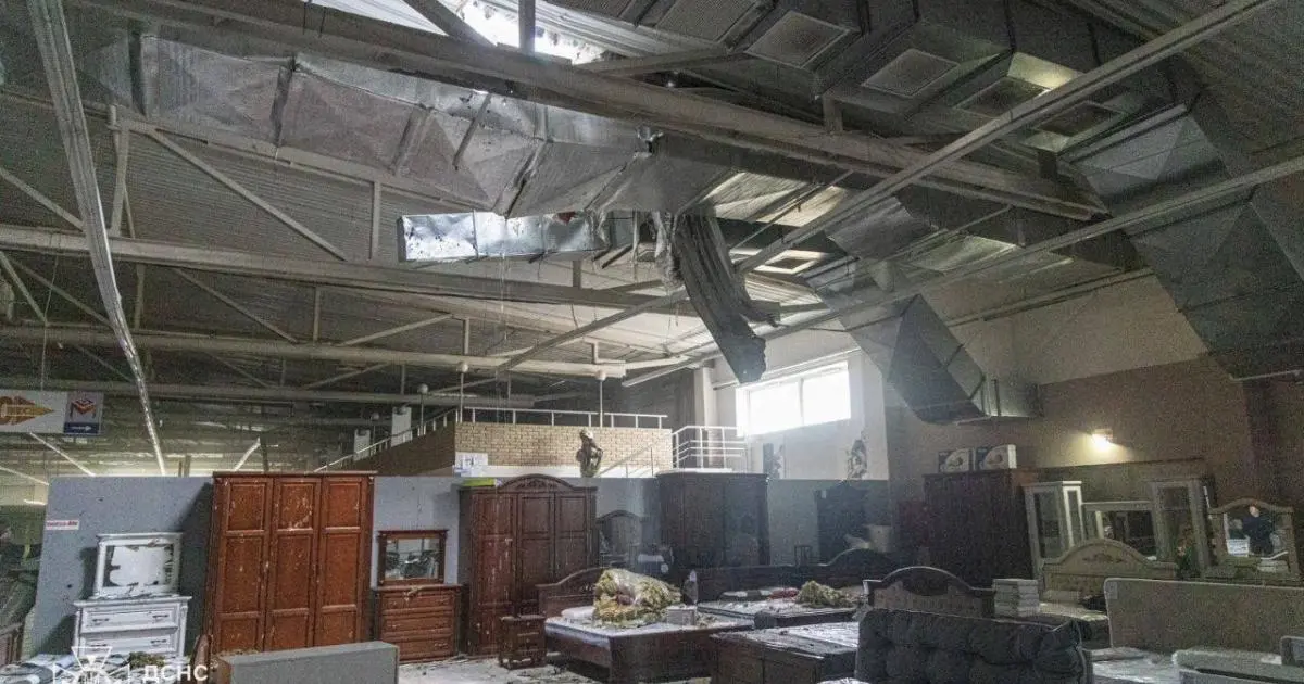 Росіяни вдарили безпілотником по торговельному центру в Харкові