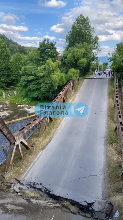 На Закарпатті обвалився міст через річку: без сполучення залишились 7 сіл