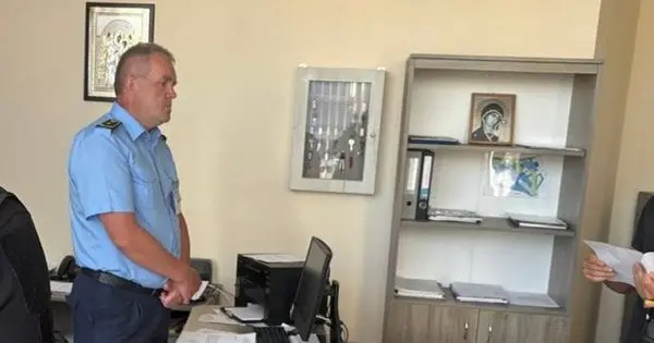 На Чернівецькій митниці масштабні обшуки через імовірну контрабанду сигарет