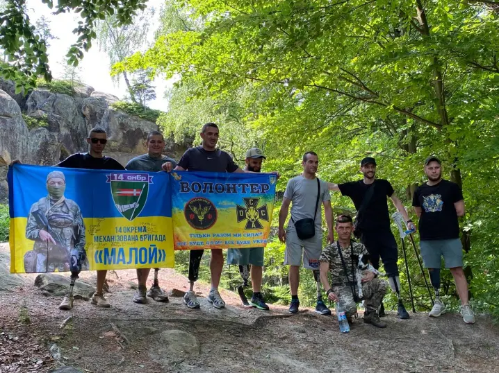 Шлях до відновлення: ветерани зійшли на одну з найвідоміших скель Буковини