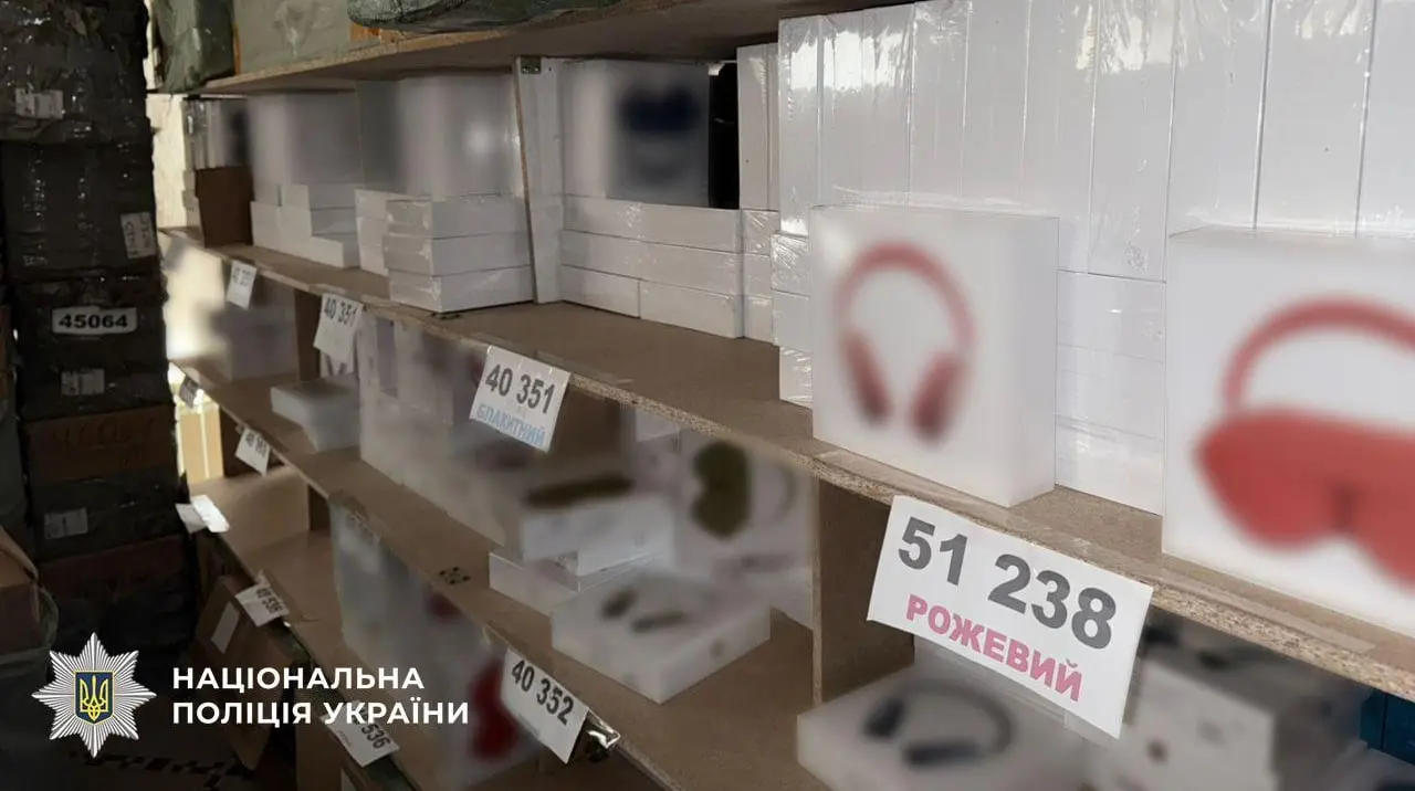  Кіберполіція викрила шахраїв, які заробили 24 млн грн на продажу підроблених ґаджетів