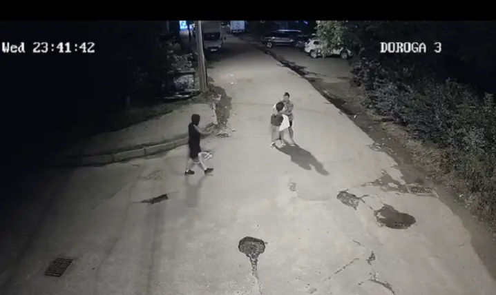 Поліція безсила: двох качків, які били дівчину з пакетом на голові, не покарають. Жертва претензій не має