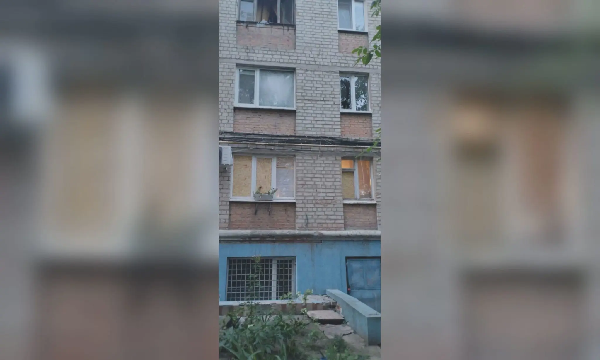 Вибиті понад пів сотні вікон: комунальники усувають наслідки ударів