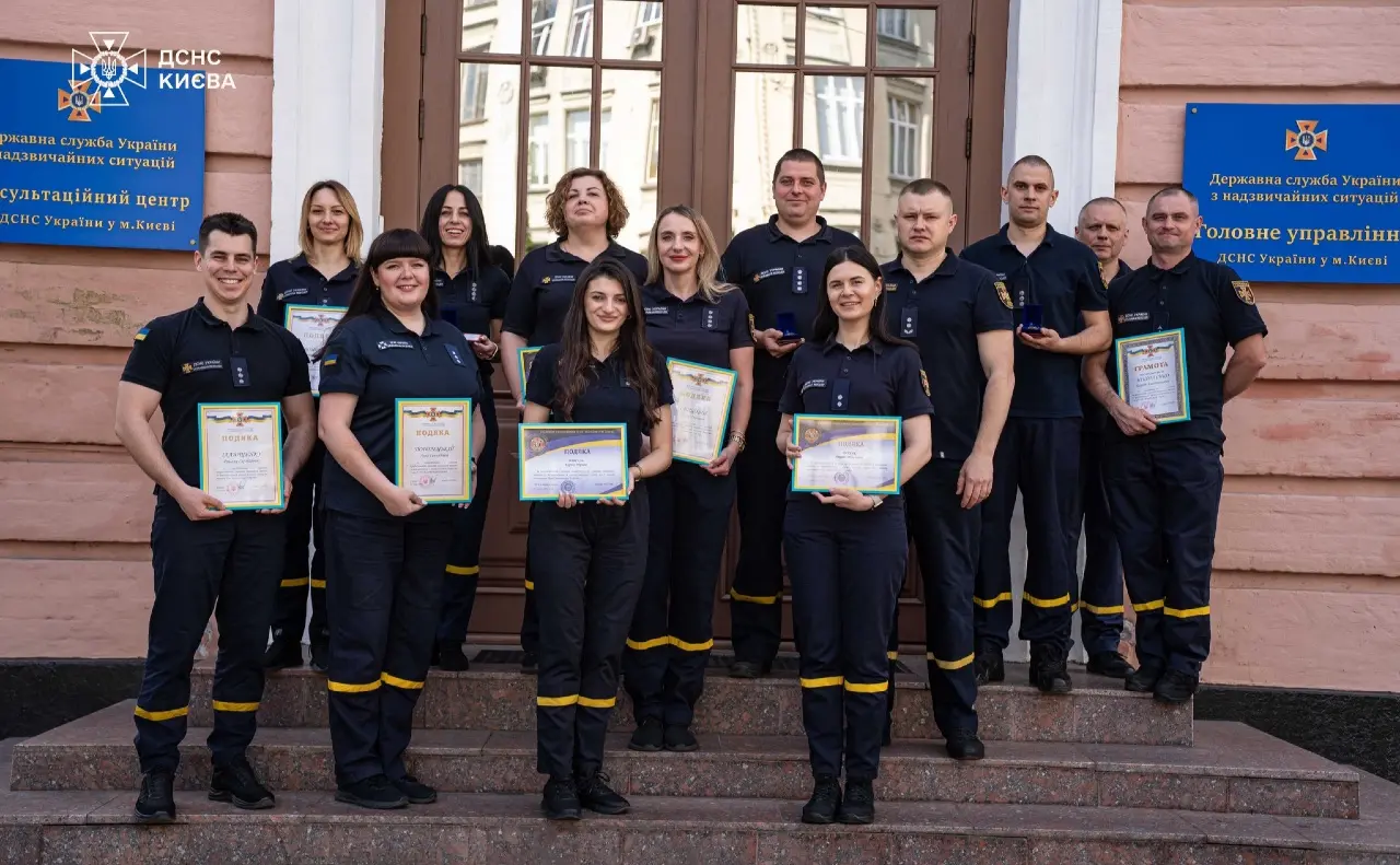 У Києві відзначили рятувальників за мужність під час ліквідації наслідків обстрілів