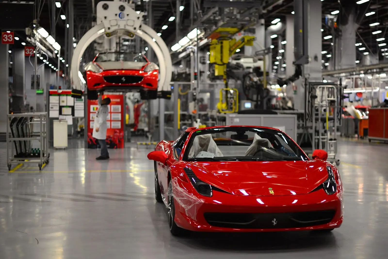 Ferrari відкладає запуск другого електромобіля до 2028 року через слабкий попит – Reuters