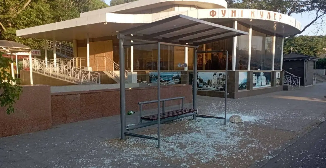 Вандали розбили чергову зупинку в Одесі