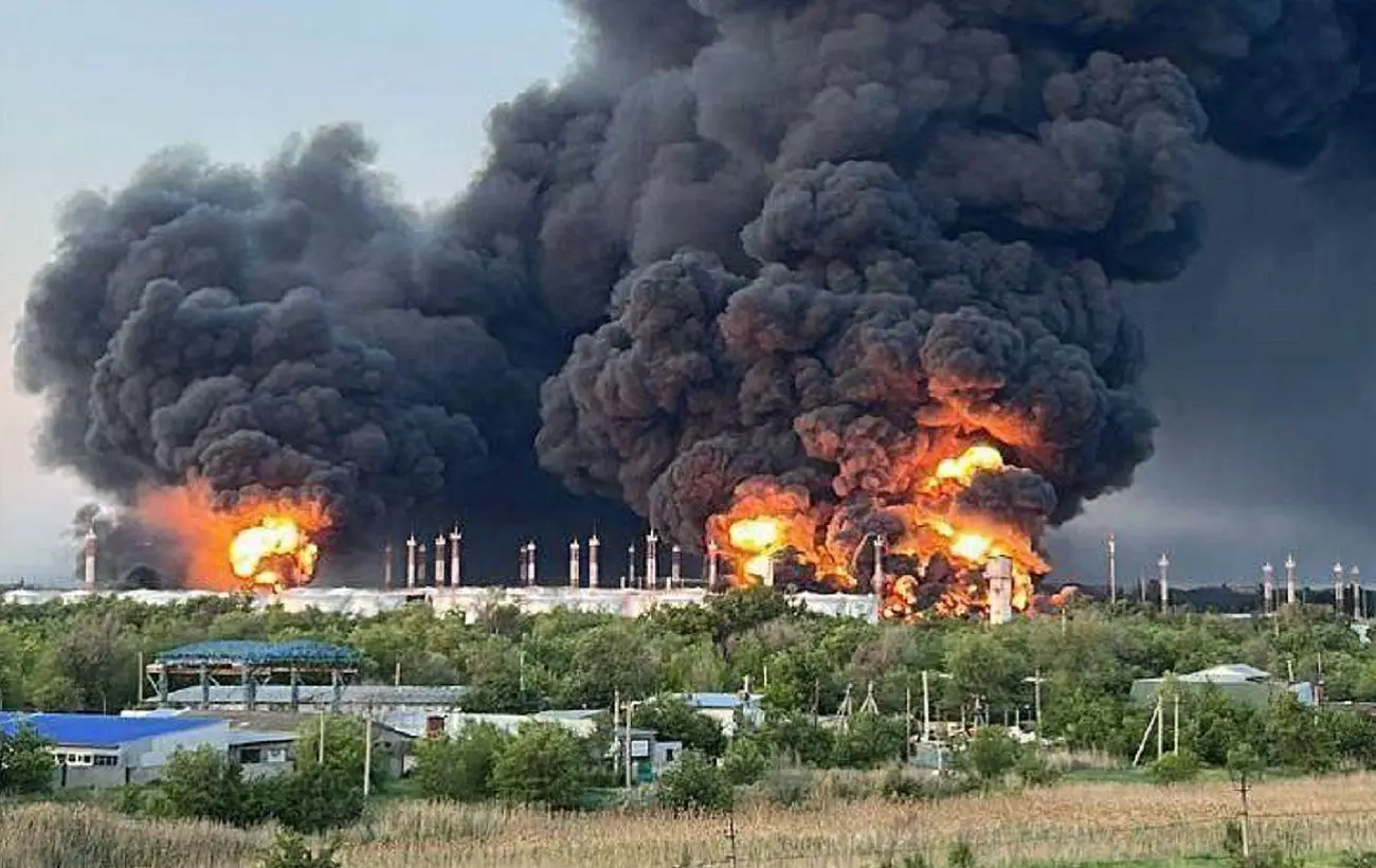 Нафтобаза в Енгельсі, аеродром "Дягілєво" та завод "Прогрес": що відомо про удари у РФ