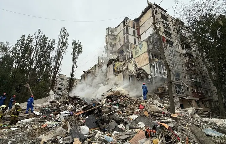 У Києві після обстрілу перекритий рух деякими вулицями, а маршурти транспорту змінено: список