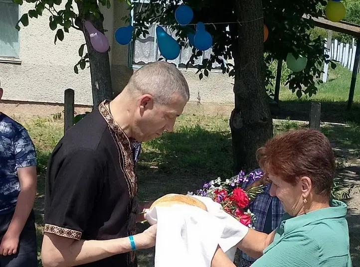 На Вінниччині усім селом зустріли воїна, який понад два роки був у ворожому полоні