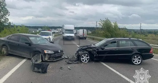 Лобова ДТП двох легковиків заблокувала рух трасою біля Львова