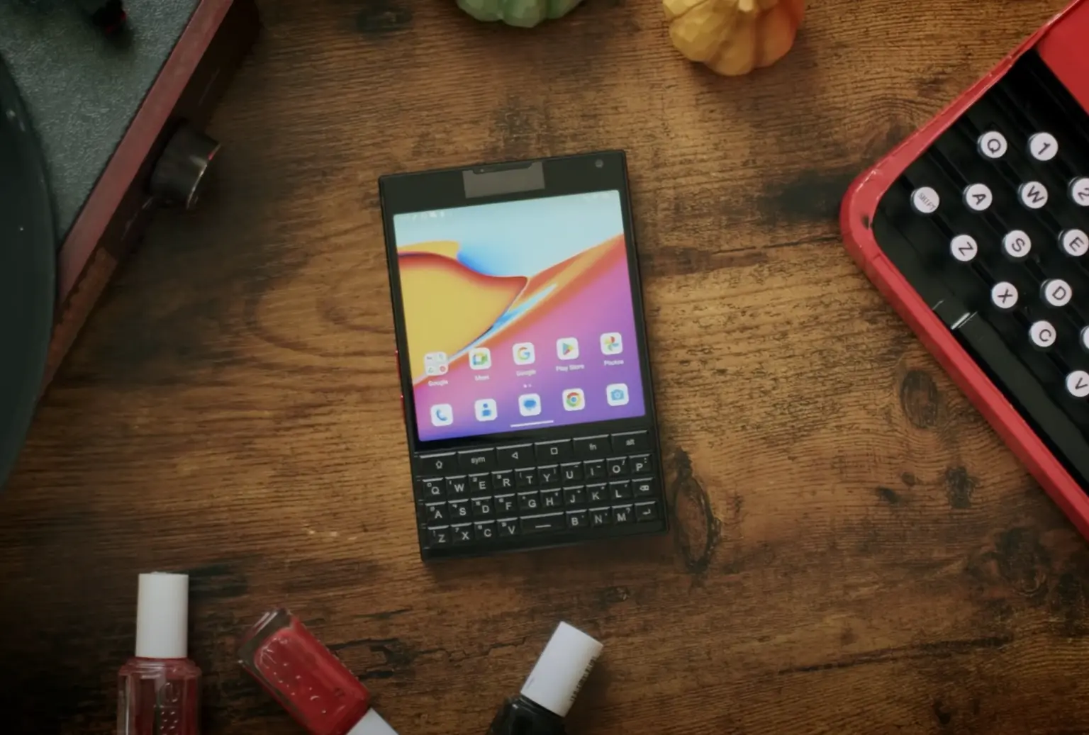 Представлено новий унікальний смартфон з QWERTY-клавіатурою і двома дисплеями