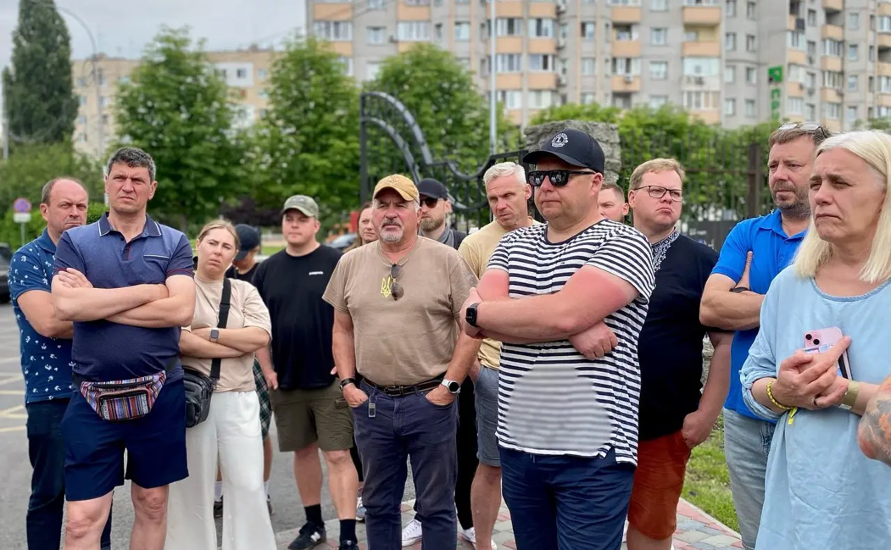 Делегація естонського фонду відвідала Бучу та вшанувала памʼять загиблих