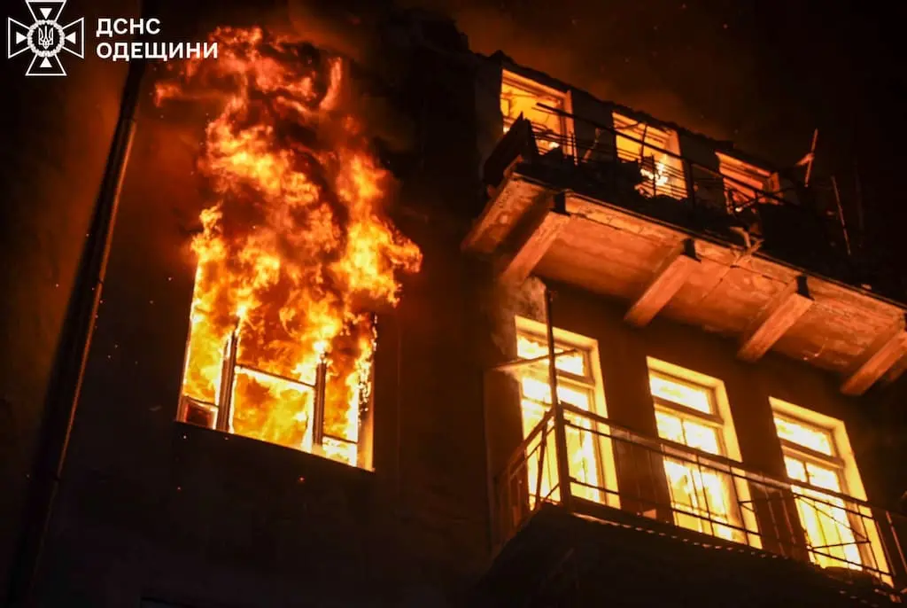 Понад 10 влучень, масштабні руйнування: наслідки нічного удару дронами по Одесі (ОНОВЛЕНО)