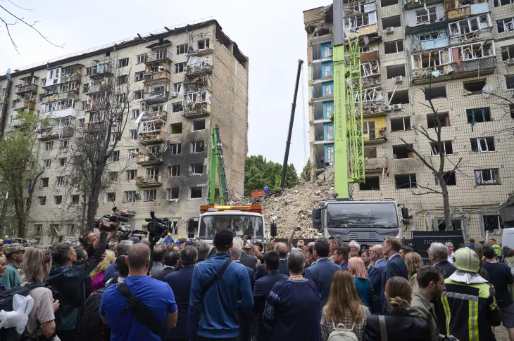 Около 60 иностранных дипломатов посетили место ракетного удара в Соломенском районе – фото