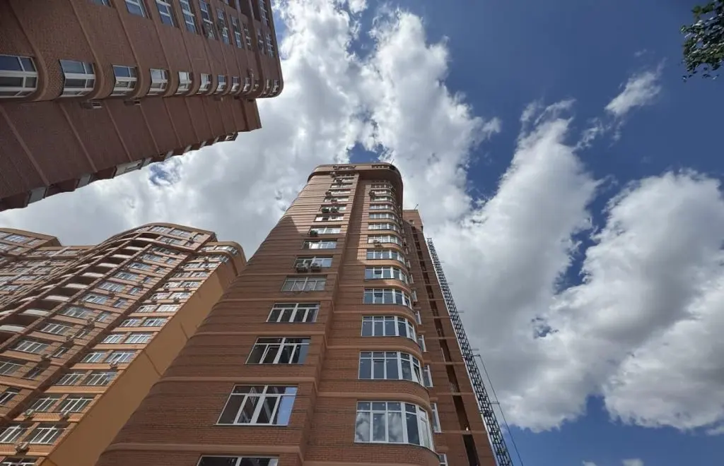 В Одесі завершується відновлення будинку на Середній, який постраждав від ракетного удару (фото, відео)