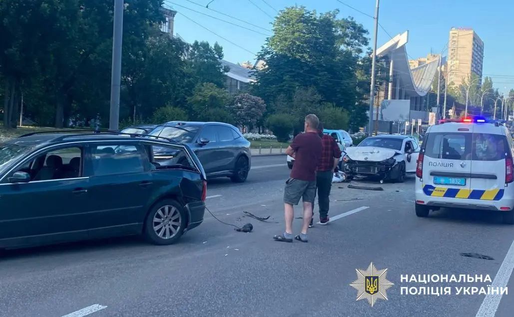 У Печерському районі зіштовхнулися два автомобіля Volkswagen: є постраждалі