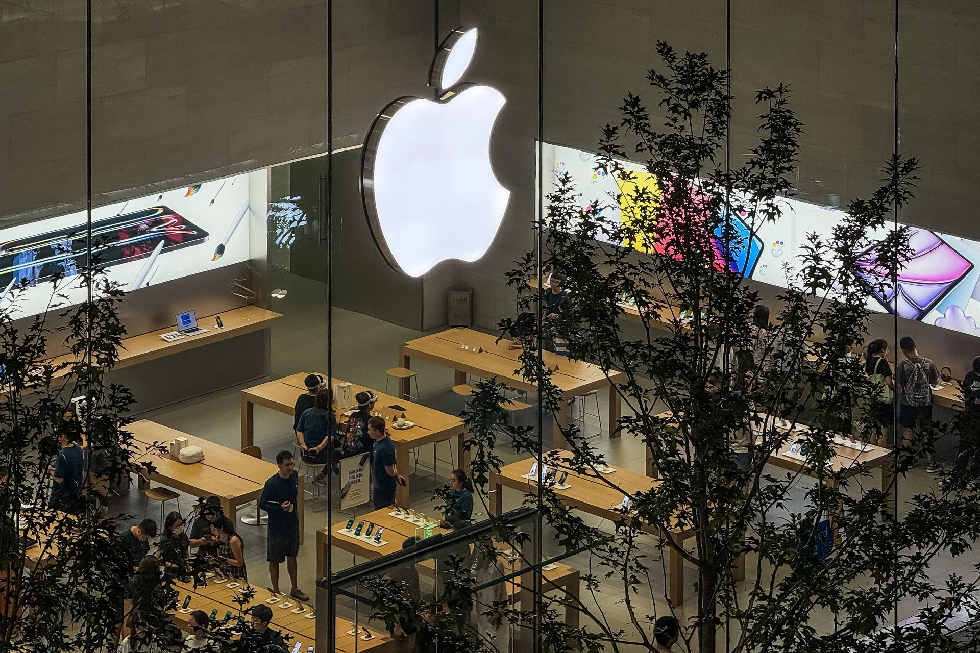 Акції Apple впали після презентації iPhone 17