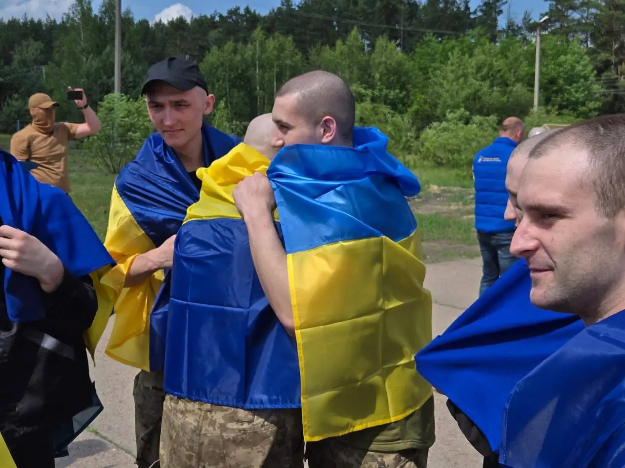 Воїн із Харківщини повернувся додому в межах сьогоднішнього обміну полоненими