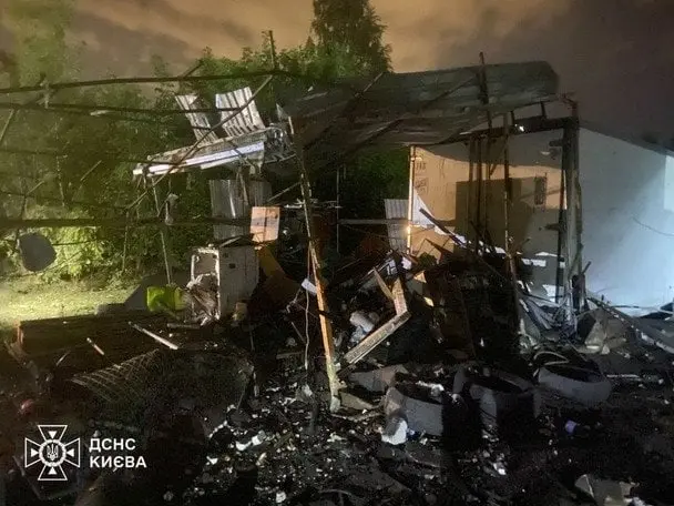 Величезна вирва та понівечені автівки: рятувальники показали наслідки атаки РФ на Київ