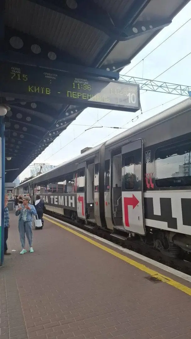 Внаслідок обстрілу Києва постраждав поїзд Інтерсіті+, який направлявся до Польщі (фото)