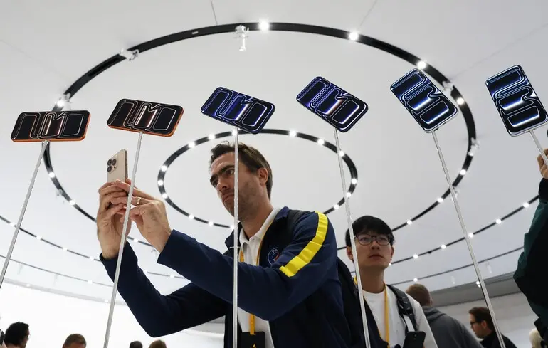 Переклад у навушниках, найтонший iPhone і супутниковий зв'язок на годиннику: головне з презентації Apple