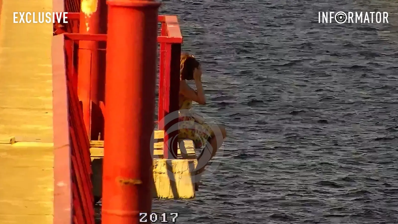 У Дніпрі дівчина намагалася стрибнути з Нового мосту: відео моменту